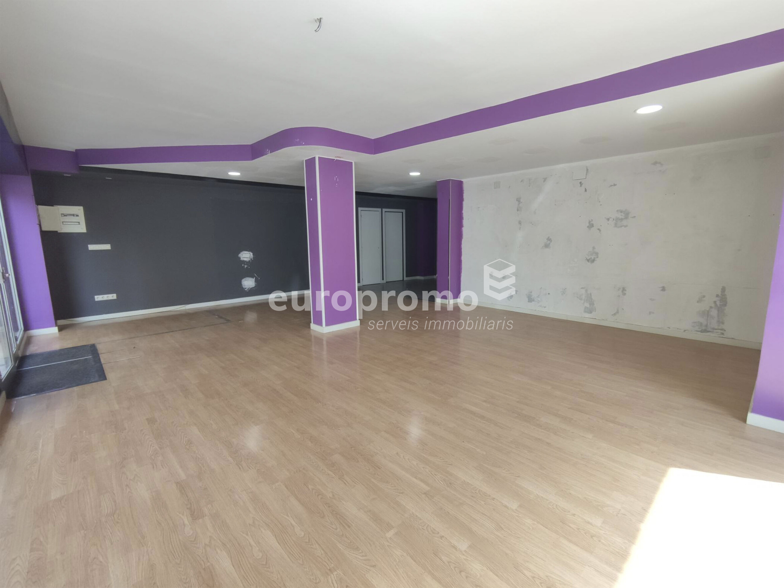 Local esquinero de 76m2 con 14 metros lineales de fachada situado en la zona  en Santa Eugènia